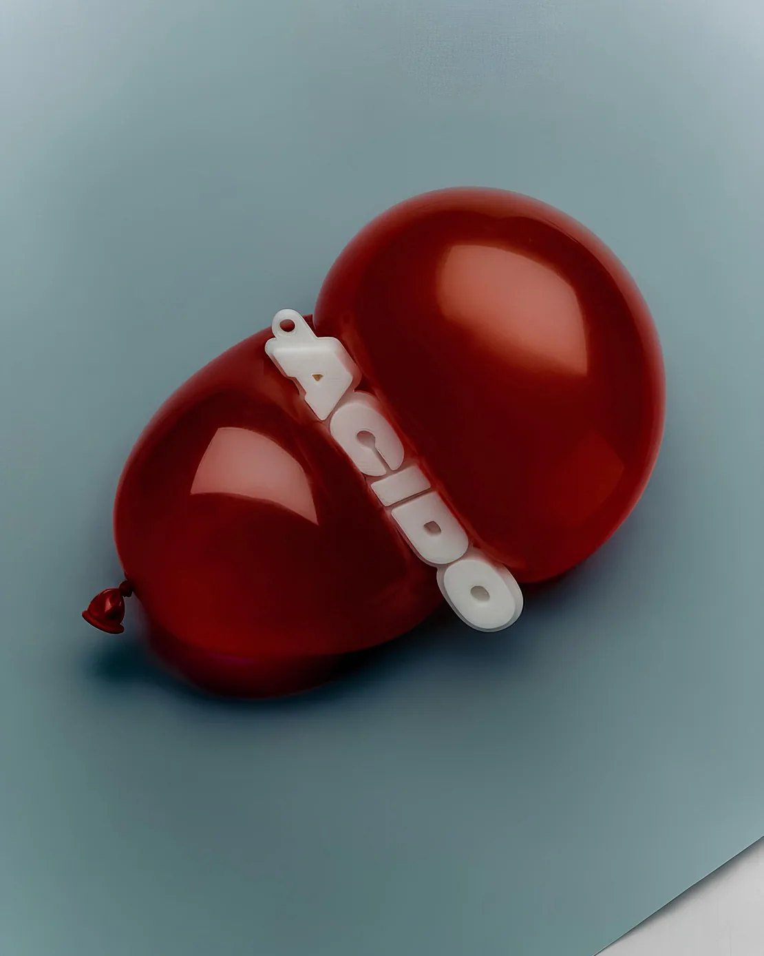 Portachiavi bianco con scritta ACIDO avvolto da palloncino rosso