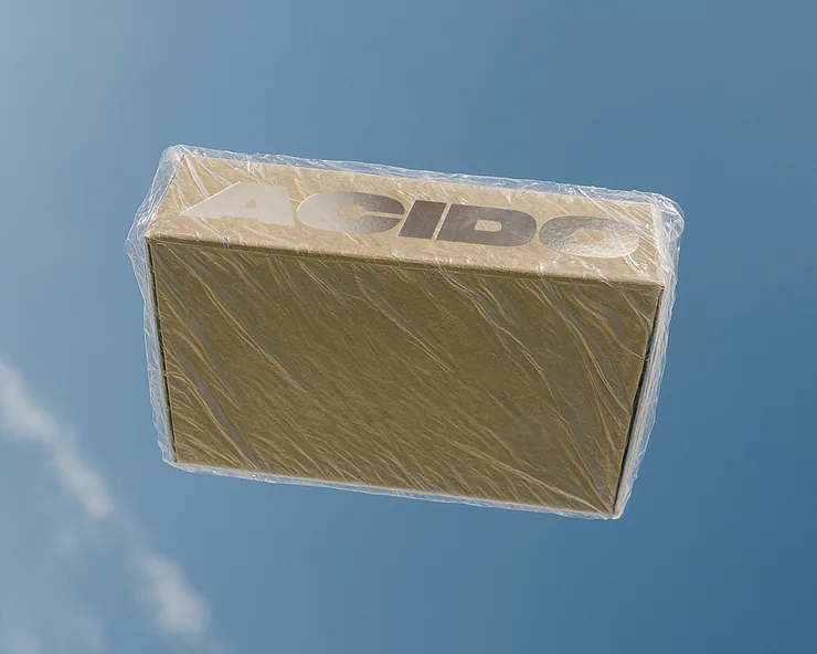 Scatola con scritta ACIDO dentro sacchetto fluttuante nel cielo