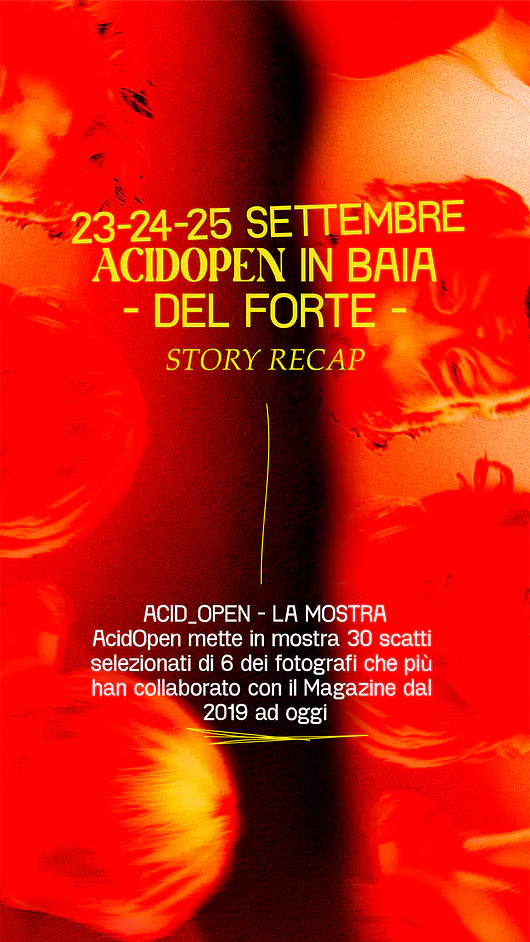 Poster rosso di recap per l'evento AcidOpen in Baia del Forte, che annuncia una mostra fotografica di 30 scatti.