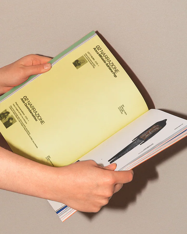 Delle mani tengono aperto il catalogo Artefici mostrando le pagine interne dedicate alla sezione Narrazione.