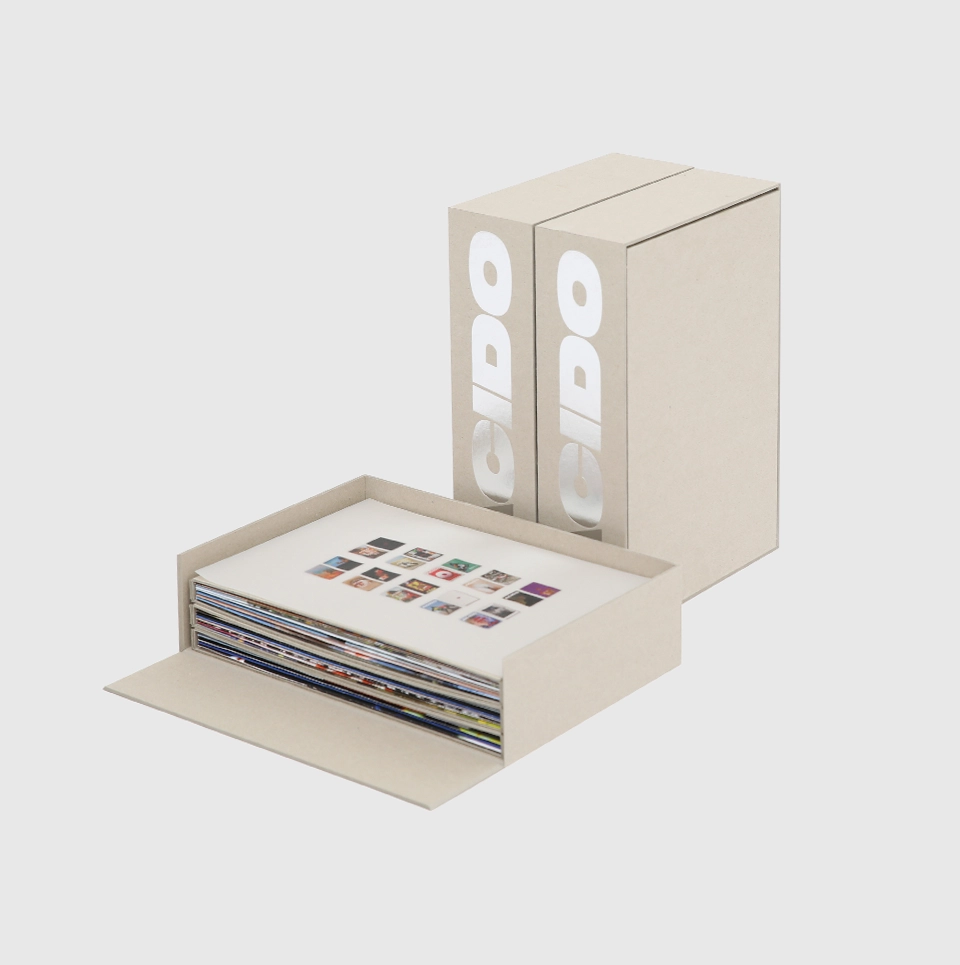 Acido Collection Box aperto, che mostra un dossier contenente tutti i magazine Acidolattico degli ultimi 5 anni.