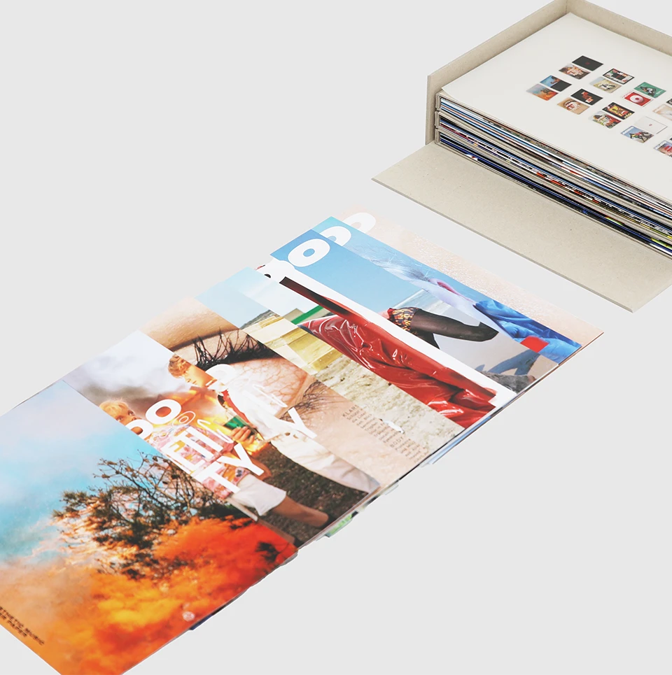Magazines di Acidolattico disposti in ordine, evidenziando le copertine colorate e creative.