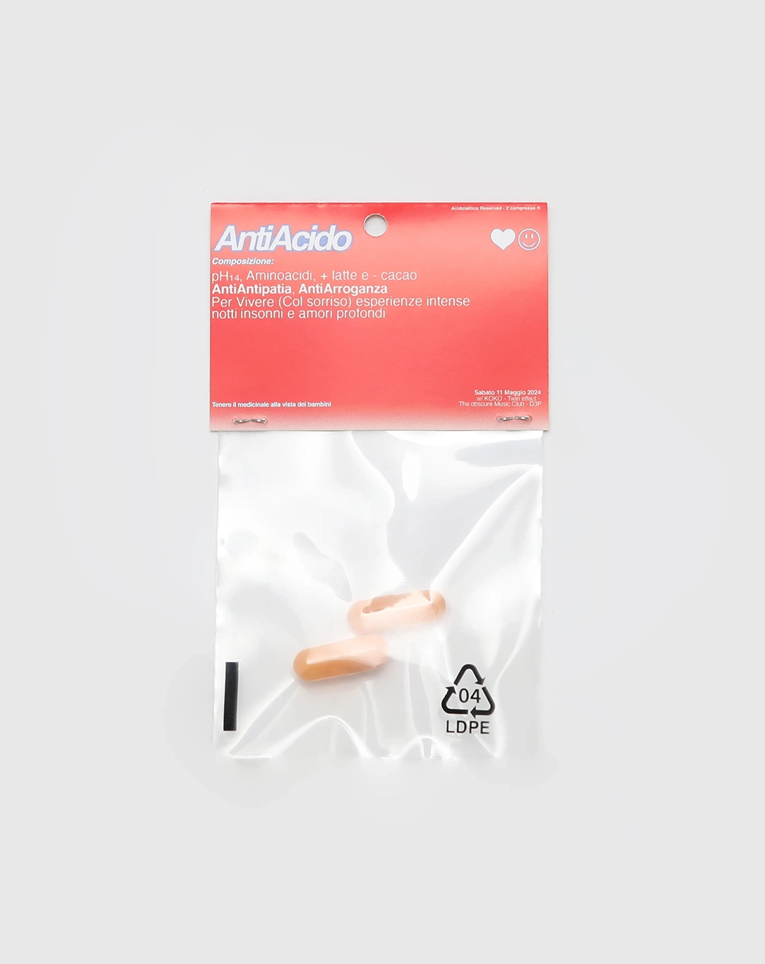 Retro della confezione di Antiacido Pills con dettagli della composizione, tra cui aminoacidi, latte e cacao. Design ironico per sorridere delle esperienze intense.