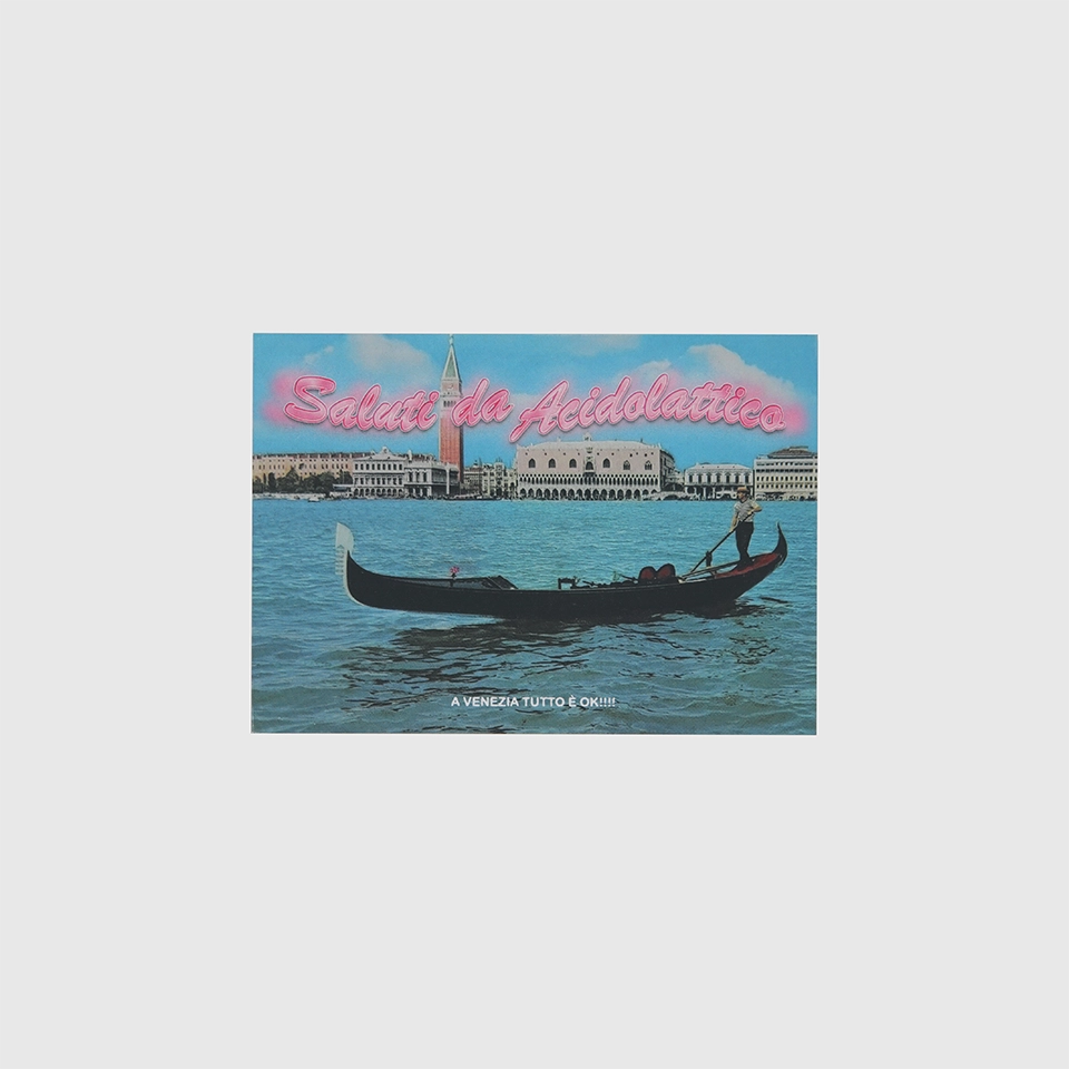 Cartolina 'A Venezia tutto è ok!' con un'immagine di una gondola sul Canal Grande e la scritta 'Saluti da Acidolattico' in caratteri rosa.