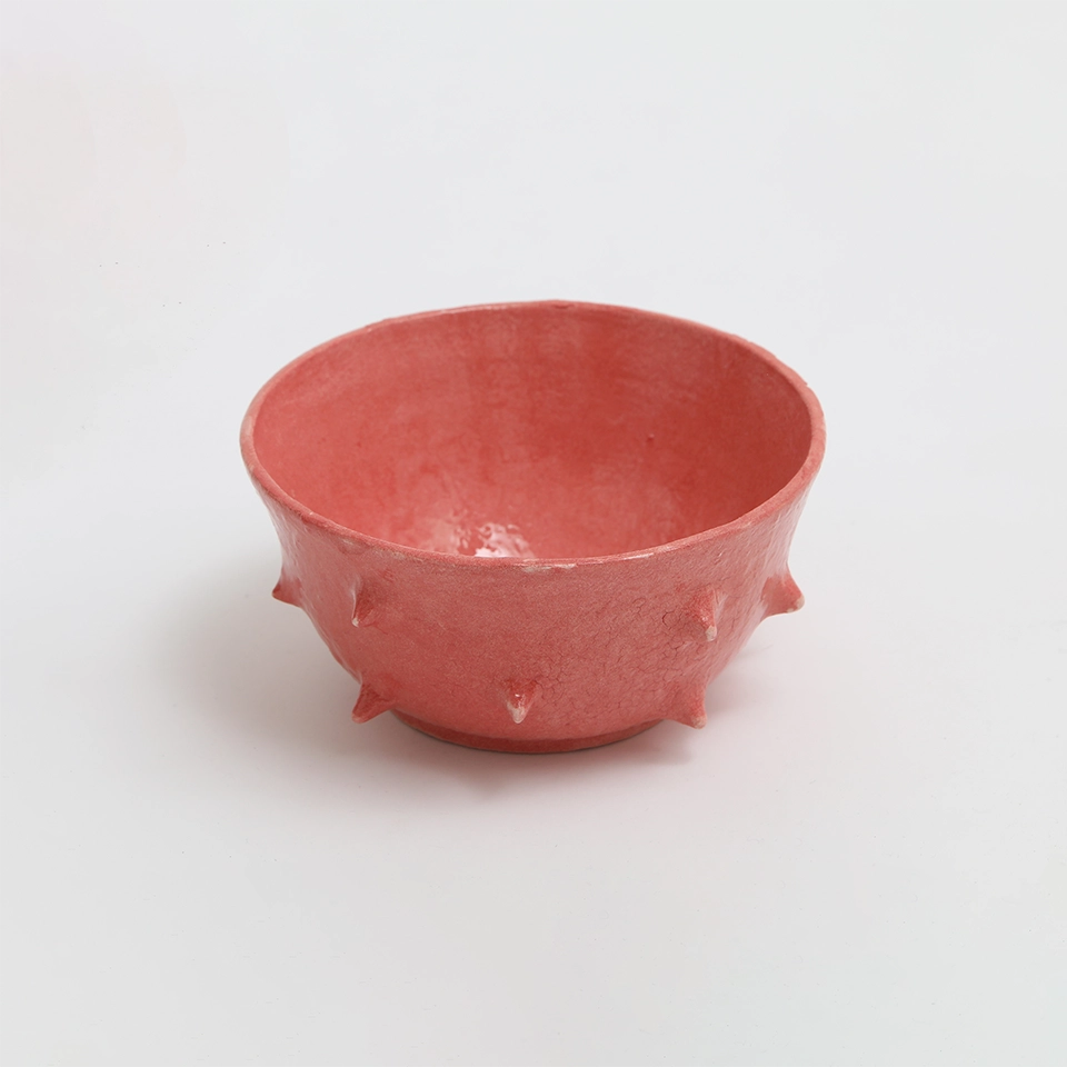 Ramen Bowl rossa progettata da Acidolattico Magazine, con una forma unica e una superficie con rilievi decorativi.