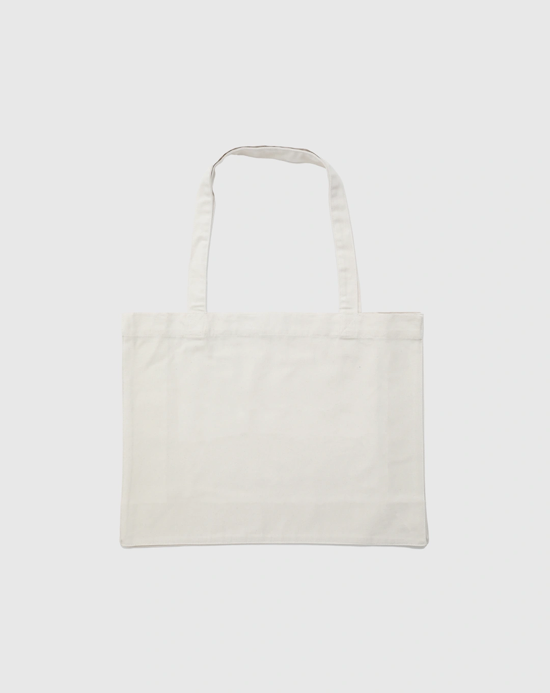 Totebag bianca in tessuto, vista retro, semplice ed elegante senza decorazioni visibili.