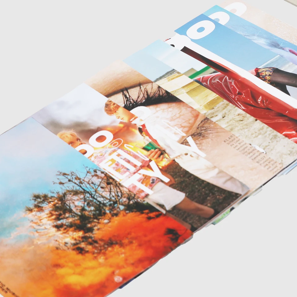 Magazines di Acidolattico disposti in ordine, evidenziando le copertine colorate e creative.
