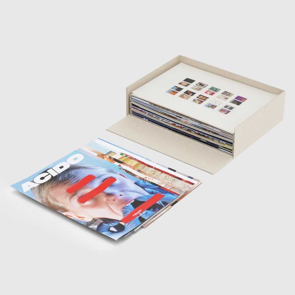 Dettaglio dell'Acido Collection Box aperto con i magazine visibili, organizzati perfettamente.