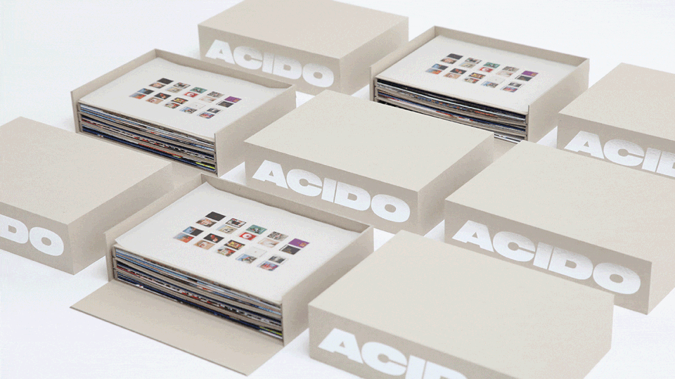 GIF che mostra l'Acido Collection Box aperto con i magazine Acidolattico organizzati in ordine.