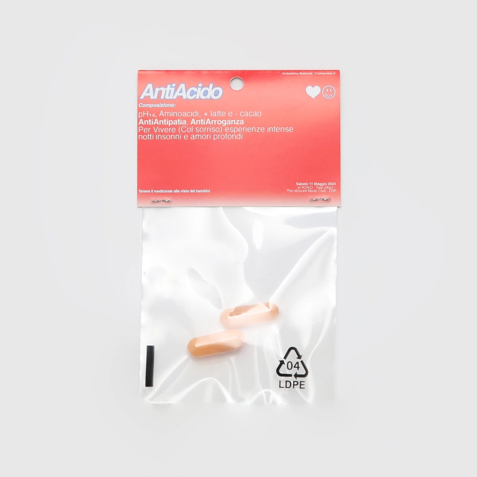 Retro della confezione di Antiacido Pills con dettagli della composizione, tra cui aminoacidi, latte e cacao. Design ironico per sorridere delle esperienze intense.