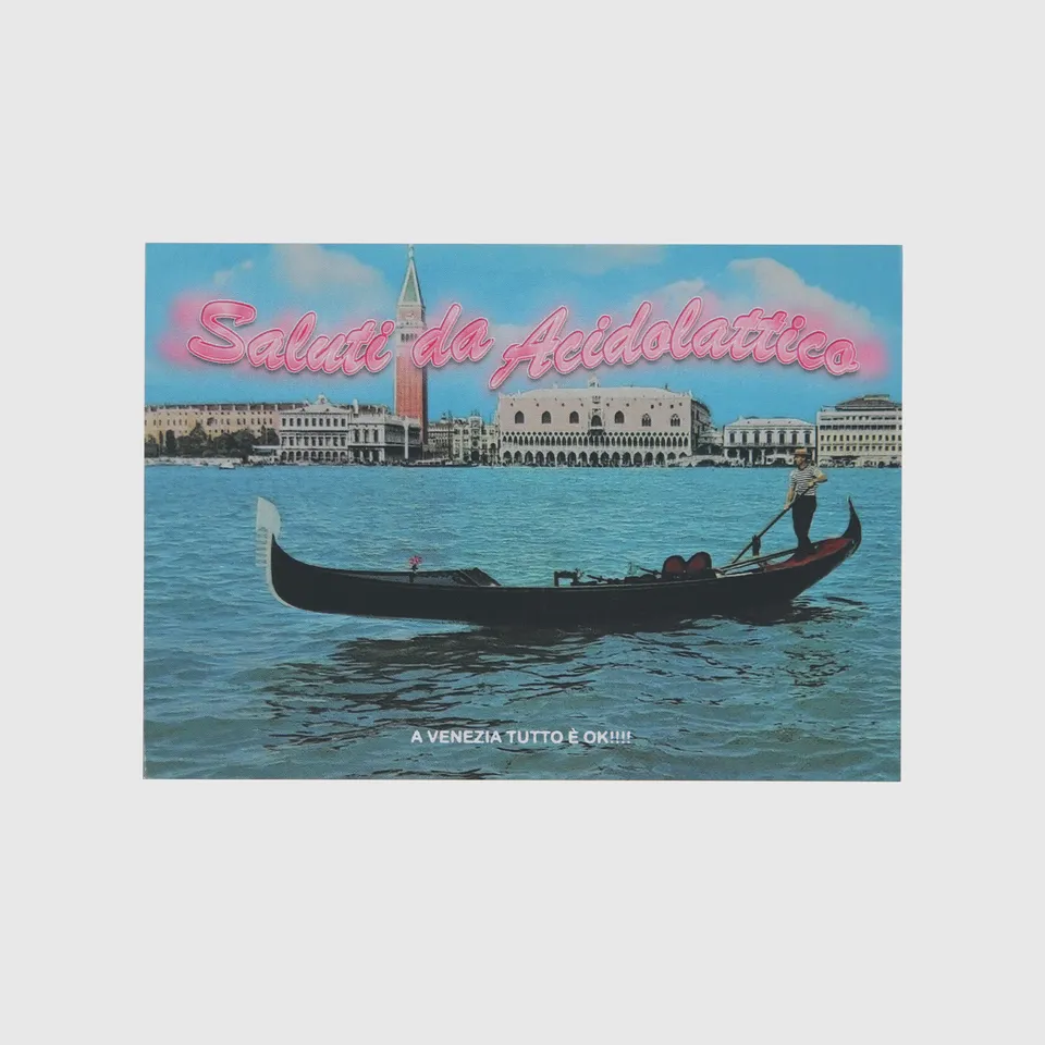 Cartolina 'A Venezia tutto è ok!' con un'immagine di una gondola sul Canal Grande e la scritta 'Saluti da Acidolattico' in caratteri rosa.