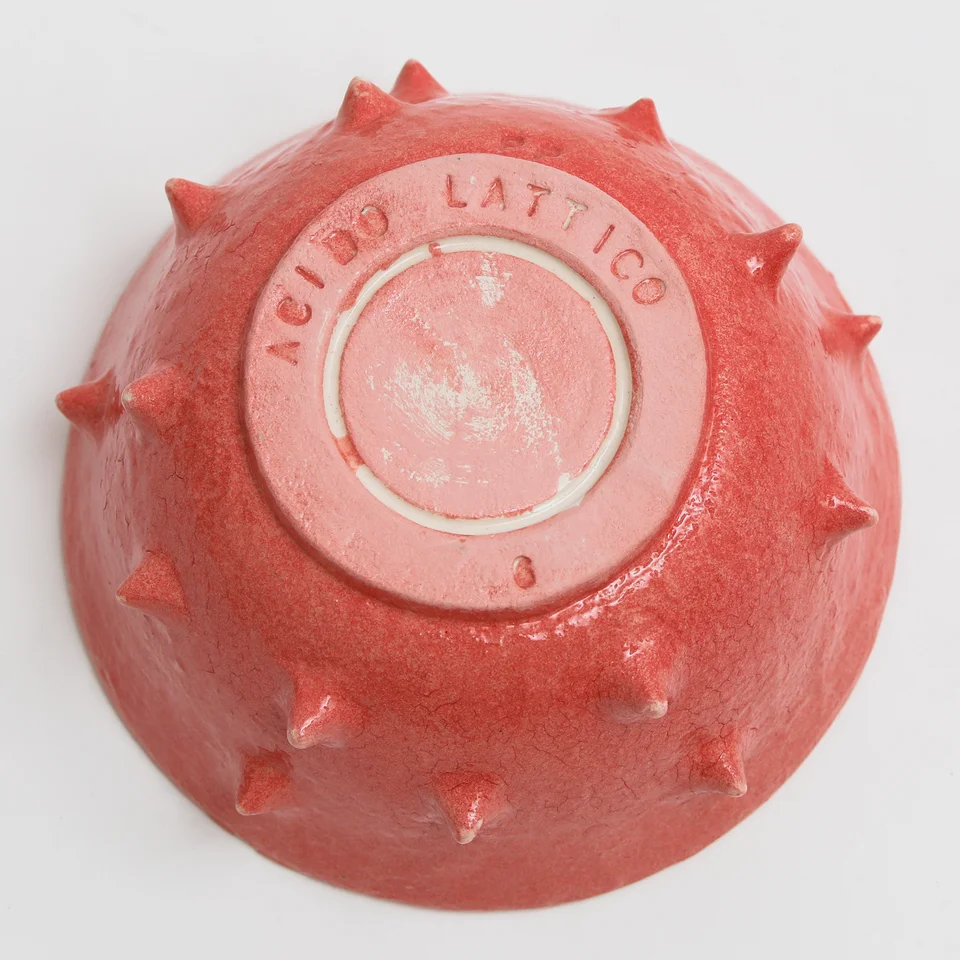 Dettaglio della base della Ramen Bowl rossa, con il logo 'ACIDO LATTICO' inciso.