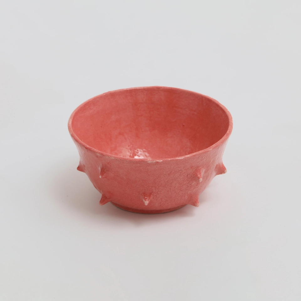 Ramen Bowl rossa progettata da Acidolattico Magazine, con una forma unica e una superficie con rilievi decorativi.