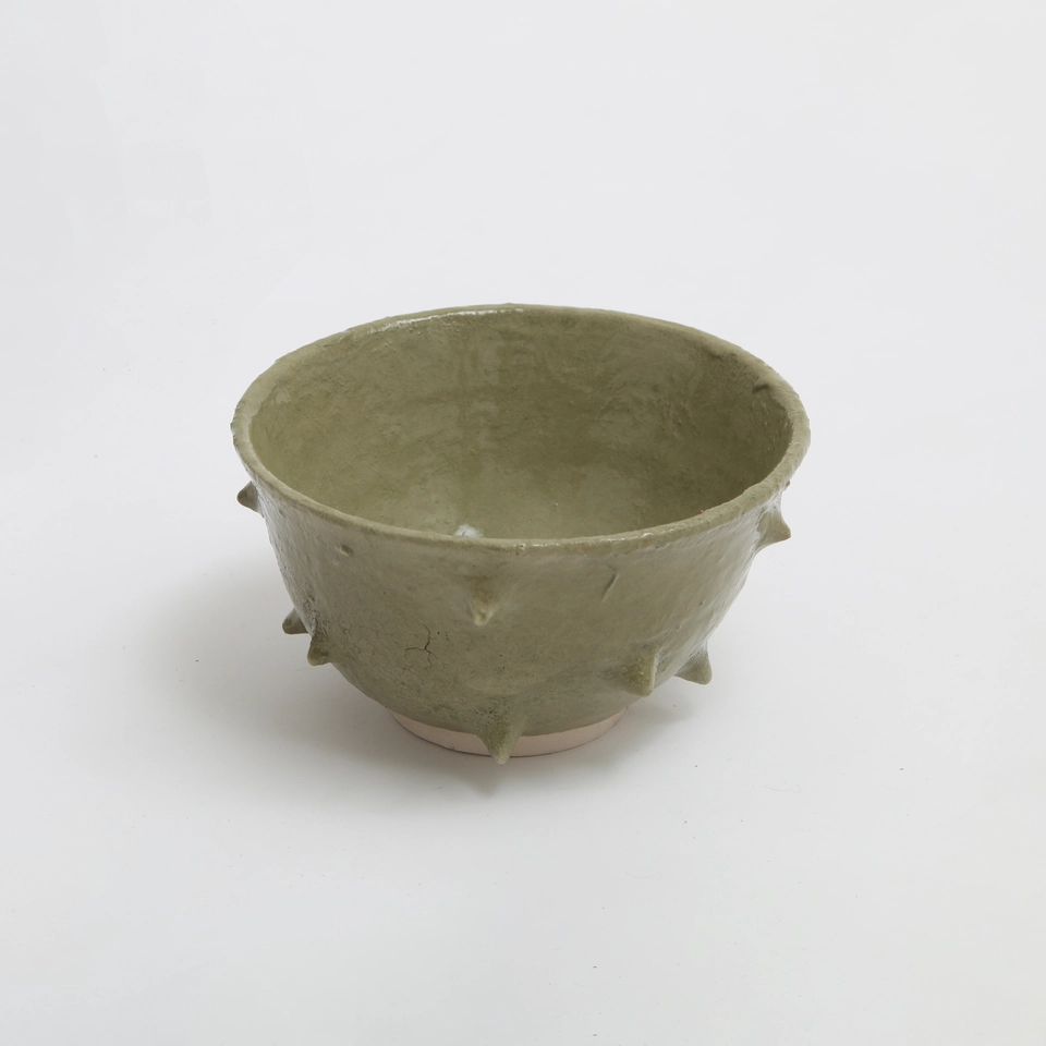 Ramen Bowl verde progettata da Acidolattico Magazine, con un design artigianale e rilievi sulla superficie.